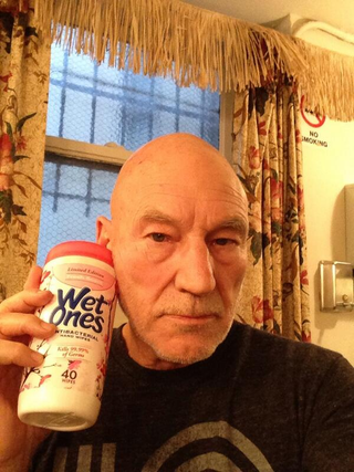 Illustration for article titled The Internet Responds to David Cameron's Phone Selfie - including Patrick Stewart!
